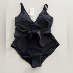 NWT Vineyard Vines Black Seersucker One Piece Swimsuit small Performance bow